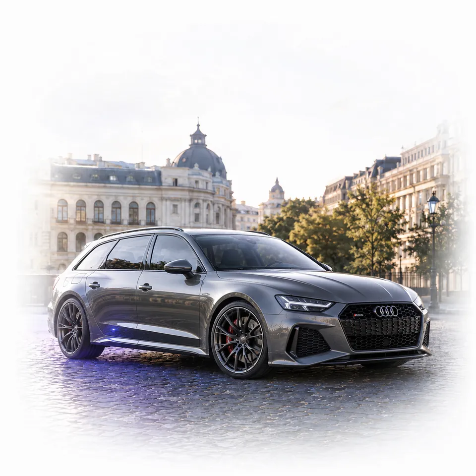 Un Audi RS6 Avant gri, parcat pe piatră cubică în centrul Bucureștiului, la apus