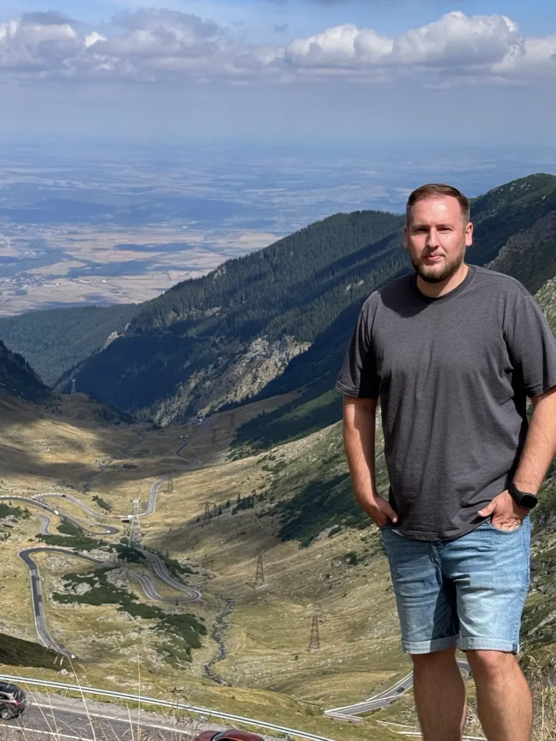 Nick la un punct de belvedere în munții din România