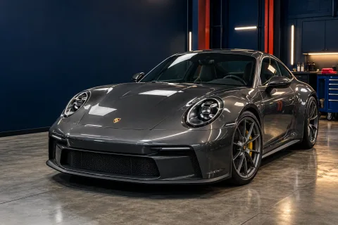 Porsche 911 într-un atelier, imagine ilustrativă de campanie